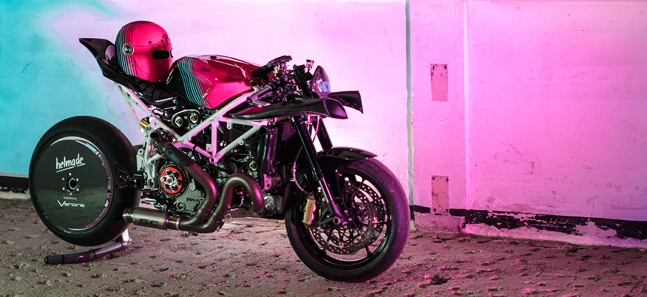 helmade-vengine-noir-neon-ducati-and-helmet